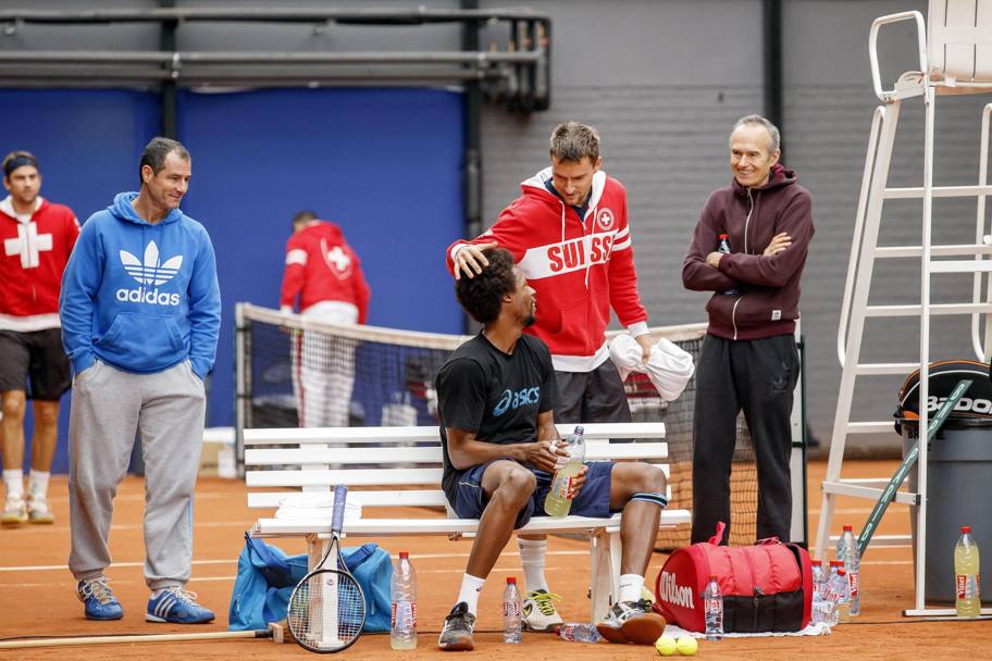 Allenamenti prima della finale di Coppa Davis Francia contro Svizzera a Marc-en-Barroeul vicino a Lille, in Francia. Lo svizzero Marco Chiudinelli saluta il rivale francese Gael Monfils (EPA)